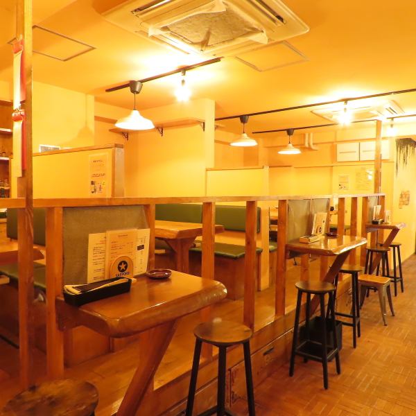 当店では、2名テーブル席を3つ、6～7名テーブル席を4つご用意しております。また、少人数でのご利用はもちろん、宴会や女子会など、様々なシーンにぴったりです。