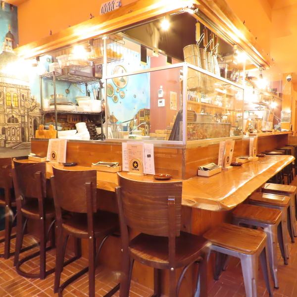 当店は、14席のカウンターがあり、落ち着いた雰囲気の店内でお食事を楽しむことができます。お一人様やデートにぴったりの空間です。落ち着いた空間で、ゆったりとした時間を過ごすことができます。心地よい雰囲気の中で、特別なひとときをお過ごしください。