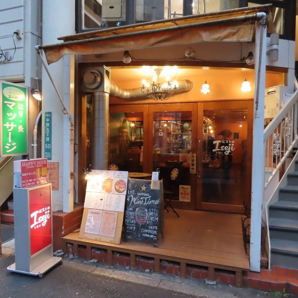 当店は、中野(東京)駅北口より徒歩約10分の場所にございます。アクセスも便利で、お一人様から大人数まで幅広いご利用が可能です。特別な場合には貸切も対応しておりますので、お気軽にご相談ください。美味しい料理と共に、思い出に残る時間をお過ごしください。