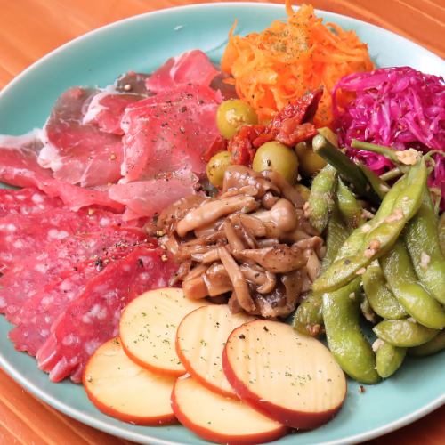 【おまかせ前菜盛り合わせ】その日によって内容が違うので、いつ来てもお楽しみいただけます！