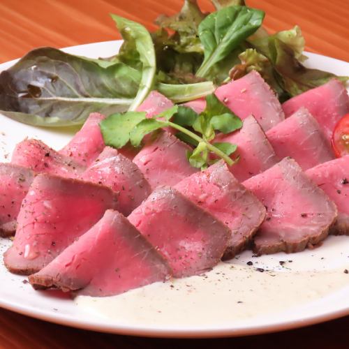 【自家製ローストビーフ】わさびクリームソースでお召し上がりください◎（ハーフサイズ880円(税込)〉