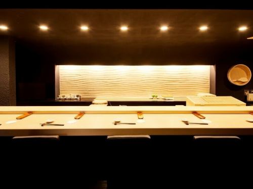 <p>【高級な味わいと温かな空気】デートにぴったりなカウンター席で、こだわりの鮪や車海老、雲丹などの握りをゆったりと味わいながら、洗練された雰囲気と心地よい家庭的な温かさが満ち溢れるお店です。のんびりとしたひとときを過ごしてください。</p>