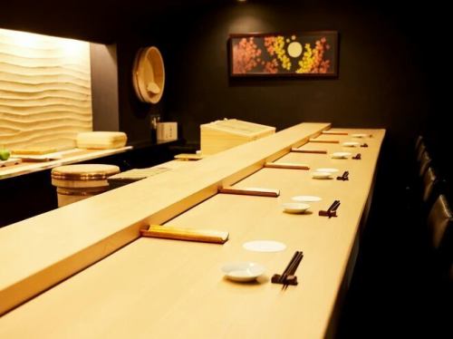 <p>【一人でも心地よい空間】ひとりで静かに飲み食いを楽しむ人もいれば、店主との楽しいおしゃべりを楽しむ人もいます。両どちらも握りが目当てであるということに変わりありません。お店の雰囲気は、その場の空気が心地よく包み込む。一人でいても、誰かといても、その瞬間が幸せな気持ちを運んでくれます。</p>