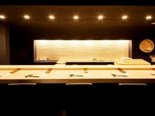 特別感を存分に味わえます。肩ひじ張らないもてなしに多くの人が惹かれる。カウンター越しに料理を楽しむと、料理人の技も感じられます。自分だけの空間を楽しむ。シックなカウンターが演出する雰囲気は非日常を感じることができます。一人でも気軽に入りやすい雰囲気があり、孤独なひとときも心地よいです。