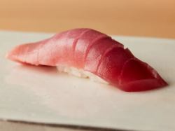 舌触りが良く赤身と脂のバランスが絶妙『近海生本鮪 中トロ』