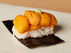 10,000円コースに提供される贅沢な一貫『北海道厚岸産 雲丹』