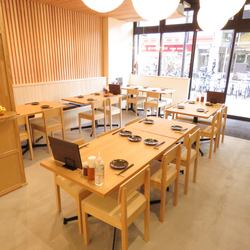 ●5月上旬グランドオープン！！●【くつろげる雰囲気で】落ち着いた雰囲気の店内。2名様～4名様はテーブル席がおすすめ。人数に合わせて大人数のお席の準備も承っております♪