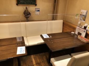 桌子上有禁煙席。我們將引導您一起坐在2張桌子上以避免擁擠，因此請寬敞使用。