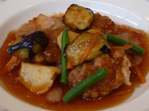 Deep-fried chicken and deep-fried eggplant and potatoes with sweet and sour sauce