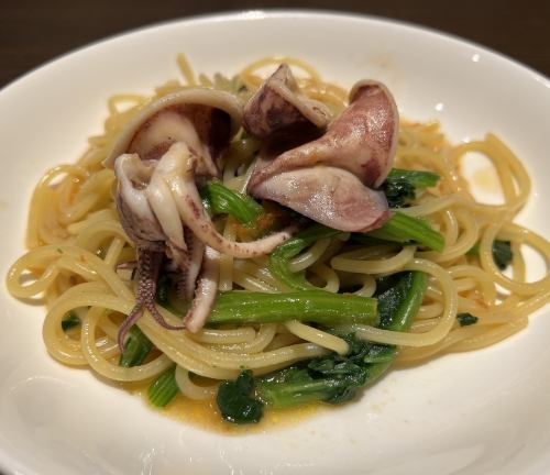 Fresh pasta with squid and spinach aglio sauce