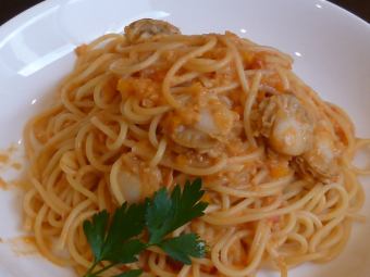 Fresh pasta with Iwate scallops and domestic snow crab in tomato cream sauce