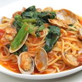 Fresh pasta with clams and spinach in tomato sauce