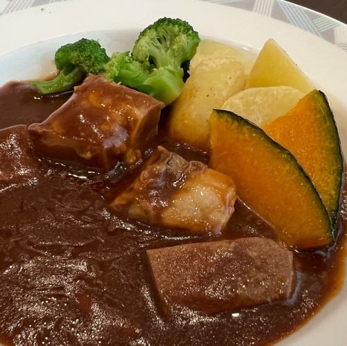 牛ばら肉のビーフシチュー（サラダ付）