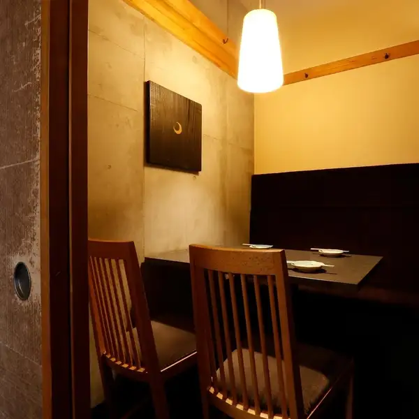 秋葉原で特別な夜を過ごすなら、当店こだわりの和空間個室でちょっぴり贅沢なお食事をお楽しみください。お連れ様にもご満足いただけること間違いなしです。落ち着いた和の雰囲気で、デートや記念日にもおすすめです。当店スタッフ一同心よりおもてなしをさせていただきます。