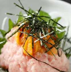 生うにしょ(生雲丹と本鮪の醤油和え)