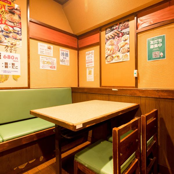 [Private space in a semi-private room] Seating for 4 people x 3 tables.There are 6 seats x 2 tables.We also have many course meals that are perfect for small parties!Please come and enjoy Hakkenden, located right next to Tomita Station, for your banquet!The wooden space has a nice atmosphere that makes you feel at home♪