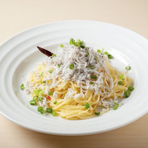 [Olive oil base] Peperoncino with kettle-fried whitebait