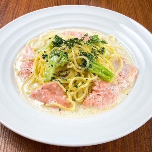 [Cream base] Salmon and broccoli cream sauce