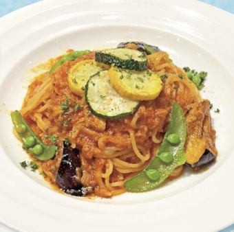 ツナと夏野菜の辛口トマトソース