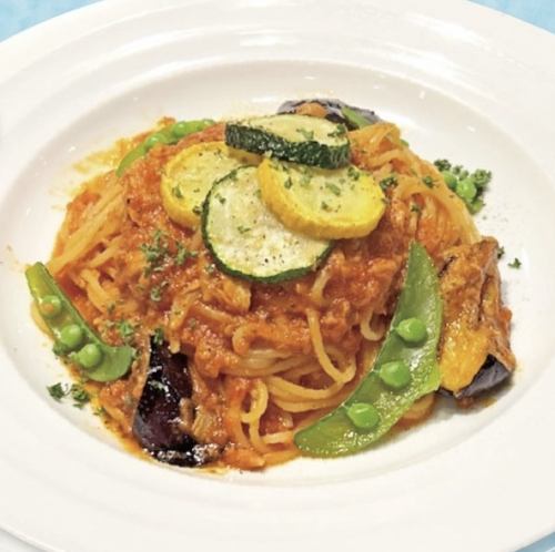 ツナと夏野菜の辛口トマトソース