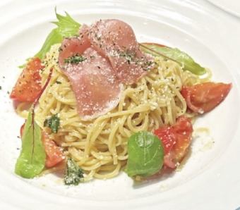 フルーツトマトと生ハムの冷製パスタ