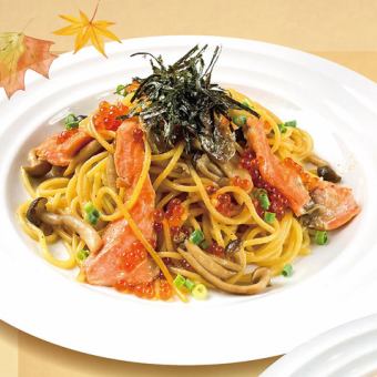 サーモンとキノコのバター醤油パスタ　いくらのせ