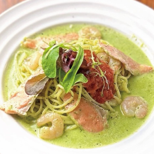 サーモンとエビのバジルクリームパスタ