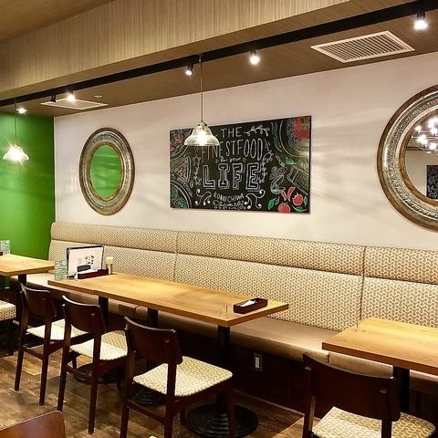 【ゆったりテーブル席】開放感のある広々としたテーブル席はもちろん、片面ソファ席も御座います。お席の間隔がしっかりと空いている為、周りを気にせずゆったりとお寛ぎいただけます♪ワインと合わせて女子会でのご利用や、お買い物後のディナーデート・各種ご宴会に♪貸切などについてはお気軽にご相談下さい♪