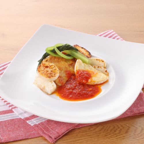 烤鸡配卡门贝尔奶酪和香草番茄酱