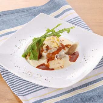 汉堡牛排裹上浓郁的芝士酱