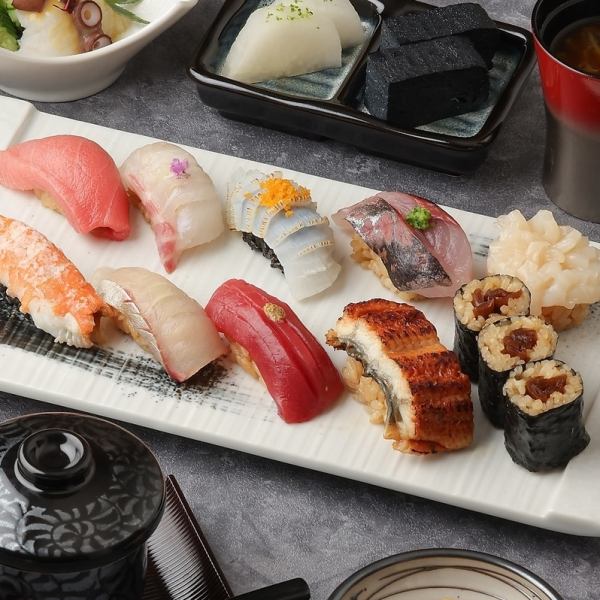 鮨は、新鮮なネタを仕入れ、多彩なラインナップをご用意しております。