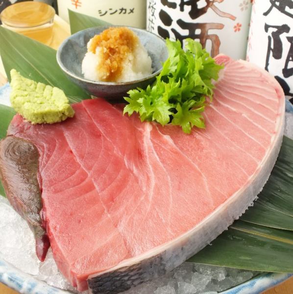 【僅限前一天訂購的人】從肥大的金槍魚到瘦肉都可以品嚐到！華麗的金槍魚橫切面生魚片售價2,728日元！