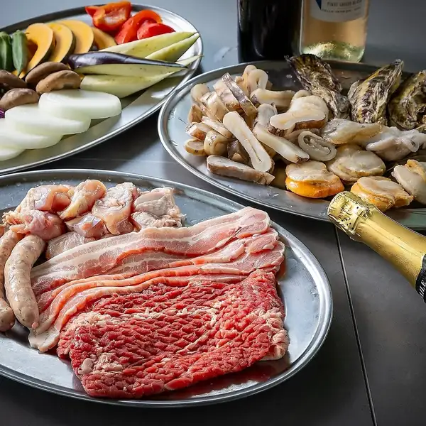 【Standard BBQ Plan】スタンダード飲み放題付！牛肩ロース＆海鮮4種プレートを堪能！
