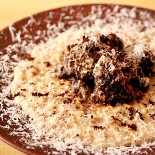 Truffle-flavored cheese risotto topped with venison braised in red wine