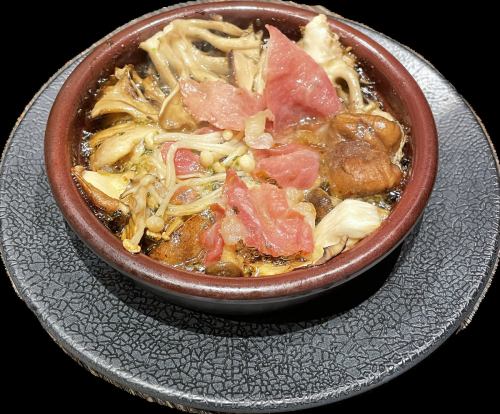 Ajillo with various mushrooms and prosciutto