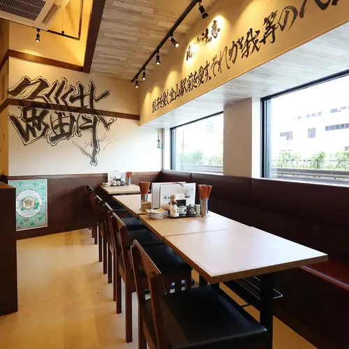 【「街に永く愛される、粋で鯔背な店づくり」がコンセプト】老若男女が気軽に「餃子とビール」を楽しめます