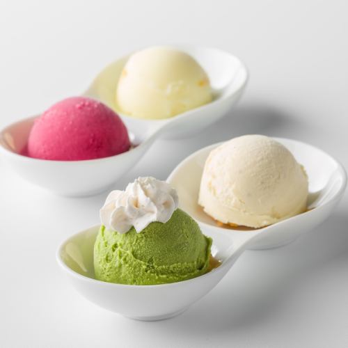 冰淇淋选择（任选2种）、香草、抹茶、黑芝麻、柚子、黑醋栗冰糕