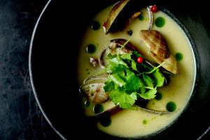 Steamed clams in coconut green curry soup