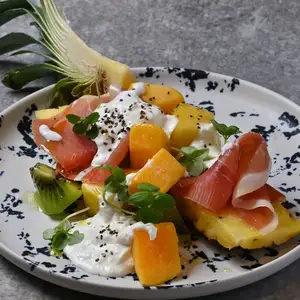 stracciatella 中的热带水果和火腿