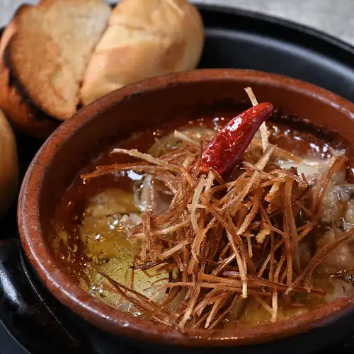 Chicken neck and leek ajillo