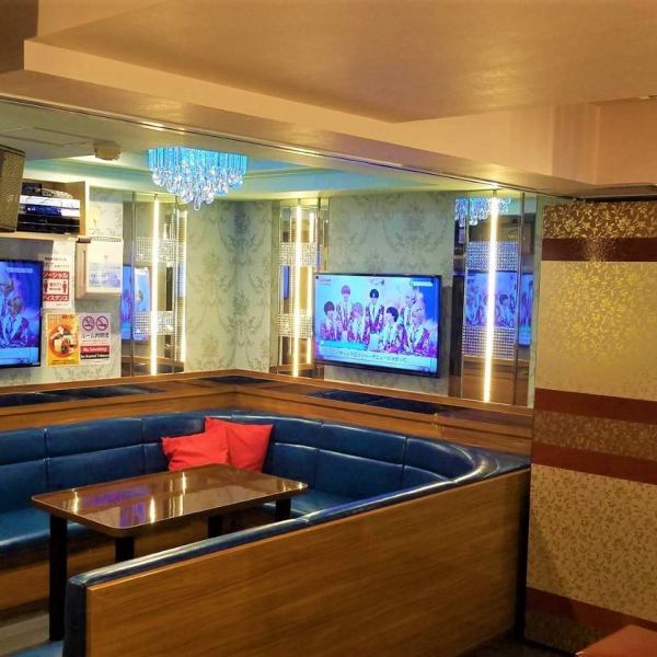 You can watch soccer and other sports in a room with a large digital monitor. Bring your favorite DVD and relax and watch it in a private room. Recommended for couples and girls' nights out. The secret to its popularity is the atmosphere, which is different from the usual "karaoke box."The latest models are also available.