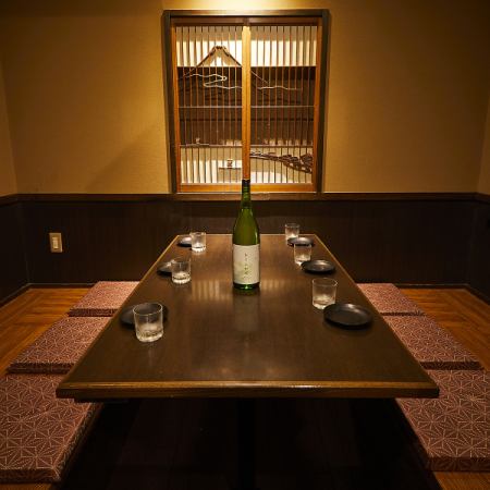 窓際の掘りごたつ個室は人気のお部屋のひとつです。合コンや接待などビジネスシーンにもご利用頂ける個室です。