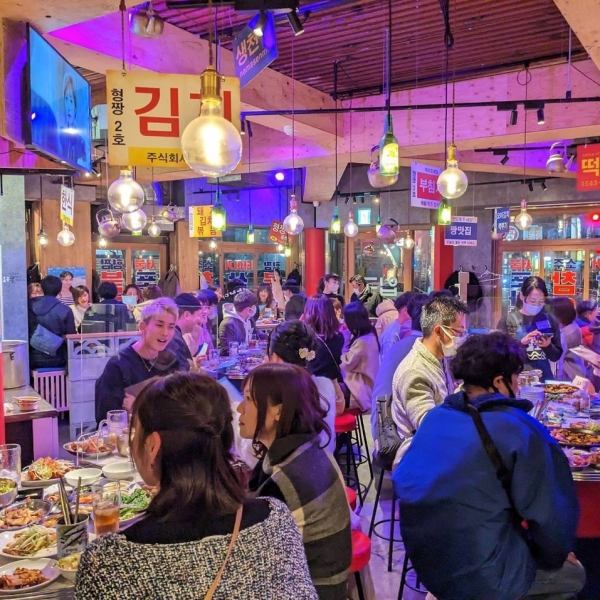 【本場韓国の屋台をイメージした店内♪】店内はほぼハングルで埋め尽くされており、まるで韓国旅行に来たかのような雰囲気を味わえます♪様々なアイテムを装飾した店内は細かいところまでオシャレにこだわっております♪