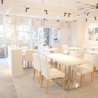 The HANARE store has a sophisticated white interior, perfect for business dinners and entertaining guests.