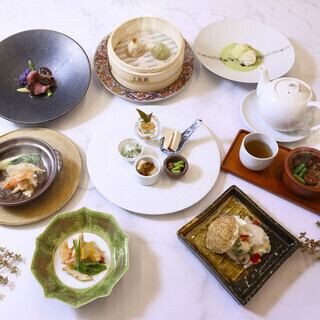 There is also the Coral Course, which costs 12,000 yen and includes nine dishes such as three kinds of Xiaolongbao and stewed king crab.