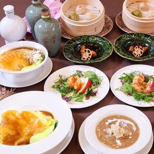 [Lunch only available from September 1st to November 30th] "Autumn Peach Blossom Course" includes 7 dishes including three kinds of Xiaolongbao and shark fin dishes.