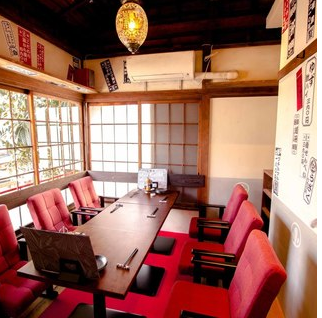 窓付きの個室席2部屋ございます。う福にはこんな素敵な個室が2部屋ございます。広さは6名さま～8名さま程度。様々なご宴会シーンにご利用ください。ご予約お待ちしております！！落ち着いた雰囲気で、プライベート感を重視した空間は接待や記念日にも最適。心地よい時間をお過ごしください。