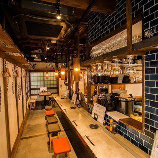 カウンター席、テーブル席、テラス席と様々なお席のタイプもご用意してます。臨場感あふれるカウンター席では、焼き台から立ち上る香ばしい香りや、丁寧な手仕事を間近で感じながら、料理が仕上がる瞬間を堪能できます。テーブル席もご用意しており、少人数からグループまで幅広く対応可能です♪