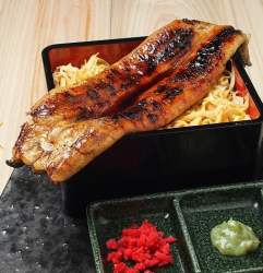 はみ出るうな重