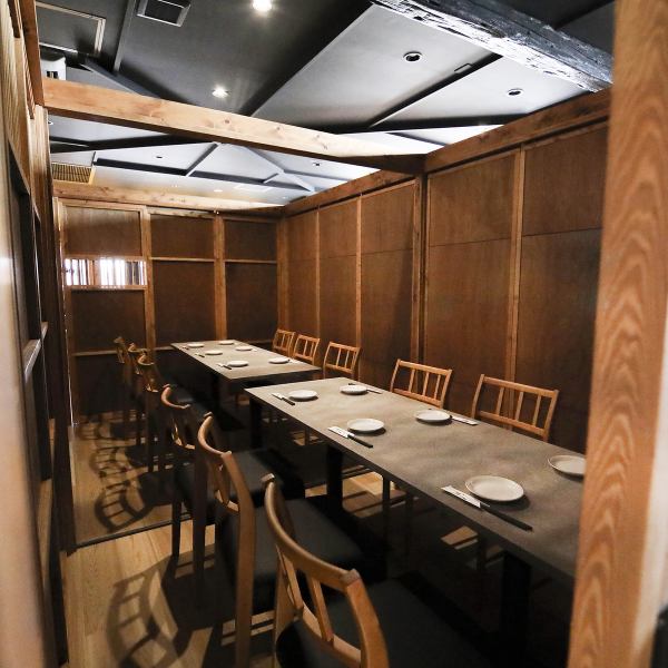 美味しい料理とお酒に舌鼓。そんな時間を大切にしたいお一人様のご利用にぴったりのカウンター席がございます。デートやご夫婦でのお食事など、美味しさを共有したい相手と過ごすひとときにも。ほっと心休まる穏やかな時間が流れます。